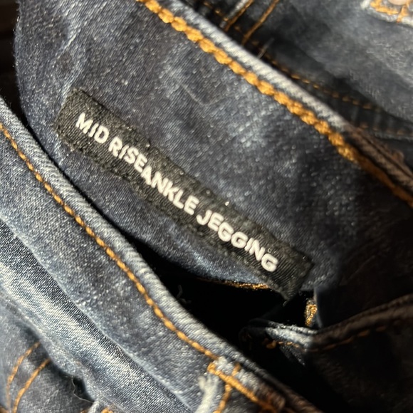 Distressed mid rise ankle jegging - Picture 3 of 5